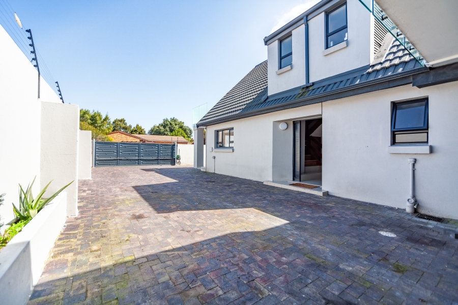 8 Bedroom Property for Sale in Milnerton Ridge Western Cape